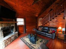 The Bearfoot Cabin! Ideally located, decorated for Christmas, Fireplace, Game Room!, hotel in Sevierville