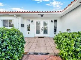 Hard Rock 2 Bed-1Bath Private Guest House with shared pool