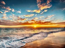 Beachfront HouseSteps to Sand Sunset, hotel v destinaci Clearwater Beach