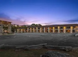 Stonegate Lodge - Pool & Firepits Room #208