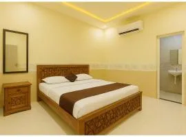 Burja Road, Hotel Shree S- Shyam Dhamstay Near Bankebihari Temple Pushpanjali - Prem Mandir - Lift and Free Parking Facilities - Fully Air conditioning Luxuary Room - A Top Rated Hotel In Vrindavan