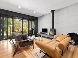 Romantic Lakefront Luxury - Spa Bath, Fireplace, King Bed, hotel in Daylesford