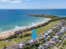 Sandy's Getaway - Front Row Seat to Sandy Beach, Coastal Walks, Pet Friendly, hotel di Sandy Beach