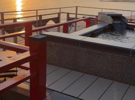 18歳以上の宿 澄江知多, hotel with hot tubs in Utsumi