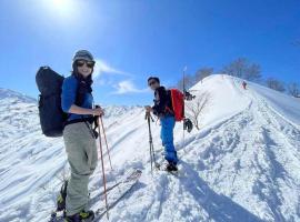 わくわく自然体験の宿ゲストハウス山楽, ξενοδοχείο σε Itoigawa