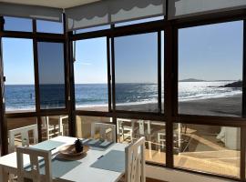 Pieds dans l'eau - vue sur mer - Playa de Melenara, hotel in Melenara