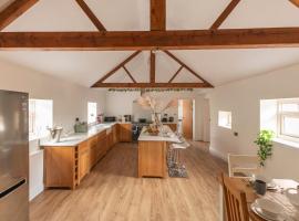 Stunning 5-bed Barn Conversion in Newark-on-Trent by Renzo, Beautiful Surroundings, Sleeps 10!, hotel in Besthorpe