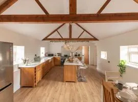 Stunning 5-bed Barn Conversion in Newark-on-Trent by Renzo, Beautiful Surroundings, Sleeps 10!