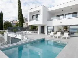 Luxury Holiday Villa with pool by Villas Guide