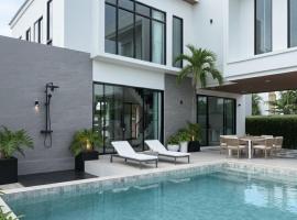 The Crest Buriram พูลวิลล่าบุรีรัมย์, caba&ntilde;a o casa de campo en Ban Krasang