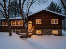 6 Bedroom Lakefront Main House in Sand Bay