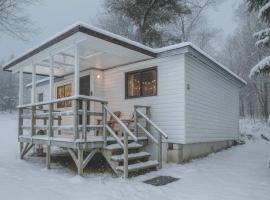 Georgian Bay Rockwood 3-bdrm Waterfront Cottage #2, hotel en Dillon