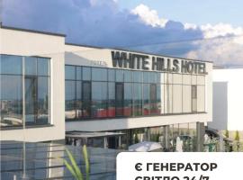 WHITE HILLS HOTEL spa&sport，位于乌日霍罗德的带热水浴缸的酒店