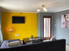 Unit 1, TraversHub Sleeps 6 Self-Catering Group Belhar, CT, Hotel in Belhar