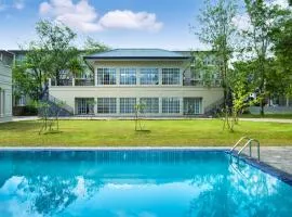 The Palace Gampaha by Axendra