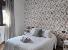 Chalet vacacional con piscina privada: Arriate'de bir otel