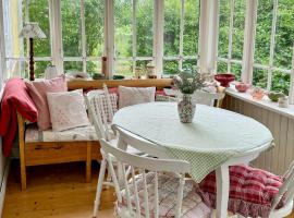 18Th Century House With Glass Porch In Småland, ξενοδοχείο σε Söderåkra