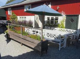 Rovor och Rum Ladugården, khách sạn ở Skärhamn