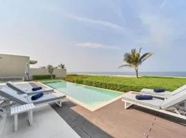 Luxury Seafront 4BR and Maids Villa Al Zorah