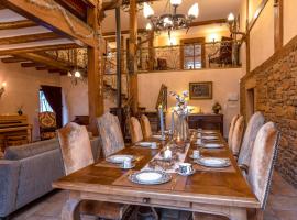 Luxury historic farmhouse in the mountains - Domaine Macky, hôtel à Taintrux
