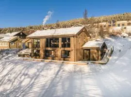 New luxury cabin in Geilo with hot tub, mountain views & ski access