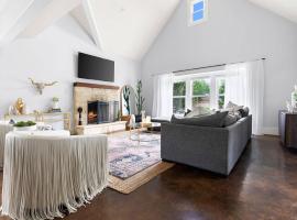 Luxury 3br Home New Poolhot Tubpet Friendly, hotel v destinaci Fredericksburg