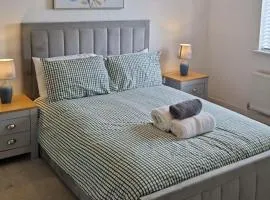 House - Sleeps 8 - Parking - Garden