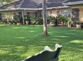 Guesthouse with green garden and pool - 2102, hotel a Harare