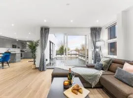 Finchley Penthouse Sleeps 8 Free Parking LDN