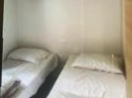 Bungalow camping la Berge fleurie, hotel in Mialet