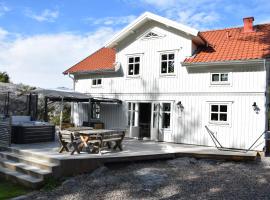 Viesnīca Newly built house near the sea & beach SE09166 pilsētā Henån