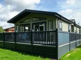 Malton Pines Lodge with Hot Tub