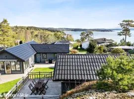 Cottage near the beach with guesthouse SE09165