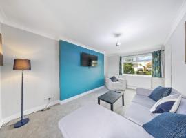 Beautiful home with plenty of parking, garden, hotel i Ramsey