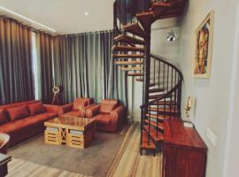 Entire Villa in European Village with personal staff, Hotel in Mukteswar