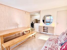 T3 Vanguard in front of ski school, ξενοδοχείο σε Villarembert