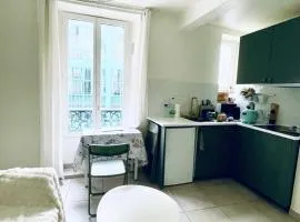 Jin's cosy apartment at Paris 10ème