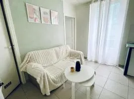 Jin's cosy apartment at Paris 10ème