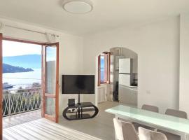 Apartment With View Lake Maggiore/Laveno Mombello, hotel in Laveno