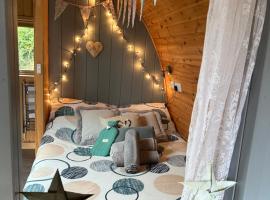 Garden Cottage Glamping Pod, hotel v destinaci Boncath