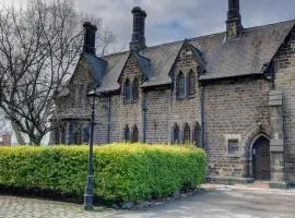 Large 6BDR House By Homebird Property Management Short Lets & Serviced Accommodation Leeds With Secured Parking & Garden Area