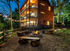 Swimming In Views - Indoor Pool - Hot Tub - Pets, hotel em Glade