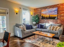 9 Min Walk to Pearl Street - Downtown Boulder, hotel v mestu Boulder