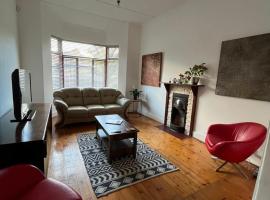 Leafy Southern Suburbs Gem, hotel in Plumstead