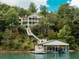 Viesnīca Waterfront Retreat with Dock, Pool and Jet Skis pilsētā La Follette