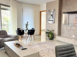 Brown 9 3BR Apt in Sioufi, hotell i Al Ashrafīyah