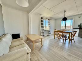 Workers Apartment - 2 BR - 6 Beds - Near Volvo - Parking, hotel en Bohus