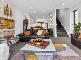 Masterpiece in Hamilton Central - Parking Included