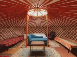 Cosy yurt at a nature retreat in CA