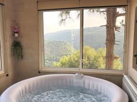 Casa di pino, hotel v destinaci Al Ḩulwah